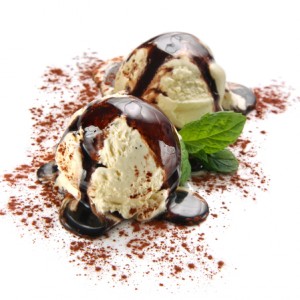 Мороженое тирамису с шоколадной заливкой