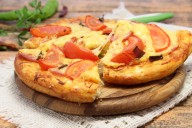 Пицца на дрожжевом тесте с копченой колбасой, сыром и помидорами