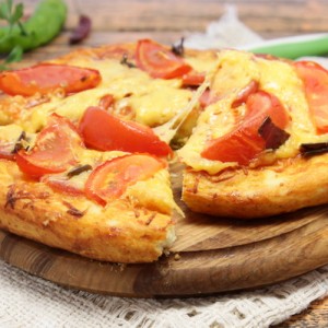 Пицца на дрожжевом тесте с копченой колбасой, сыром и помидорами