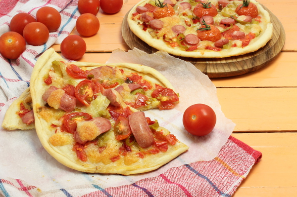 Тонкая пицца с сосисками, помидорами и сыром