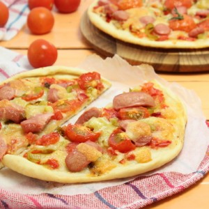 Тонкая дрожжевая пицца с сосисками, помидорами черри, сыром моцарелла