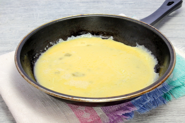 Бризоль с курицей шаг 5 - выливаем на сковороду яичную смесь
