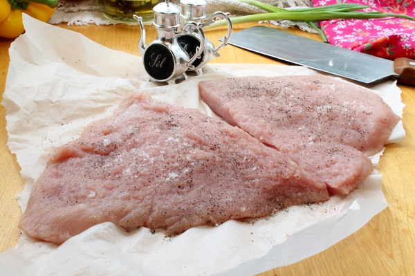 Отбивные из свинины шаг 2: свинину посыпаем перцем и солью 