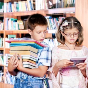 Мальчик со стопкой книг и девочка с ридером