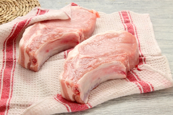 Мясо свинины высушивантся на полотенце - шаг 1