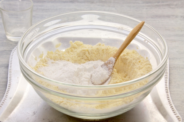 Шаг 2 - в муку добавляется соль и сахар 