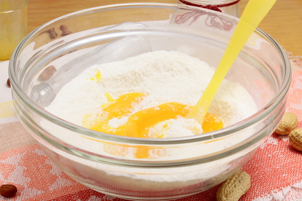 В муку добавляются сахарный, соль, яичные желтки песок 