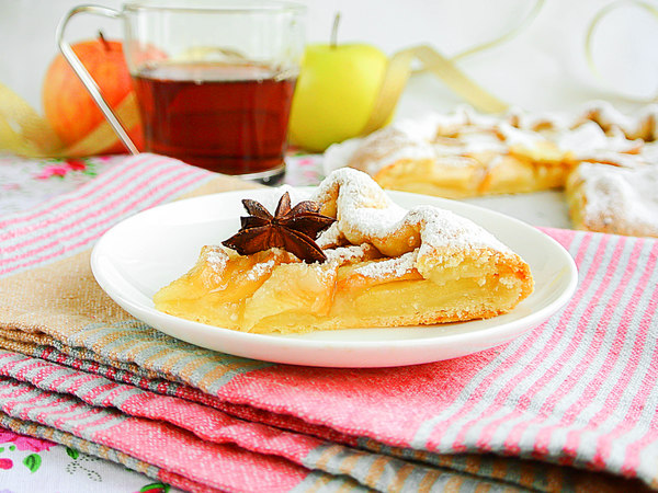  Открытый пирог-галета из творожного теста с яблоками, обсыпанный сахарной пудрой 