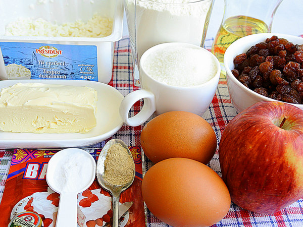  Ингредиенты для творожного кекса с имбирем, изюмом, яблоками 