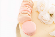 Миндальный десерт макарон розового цвета