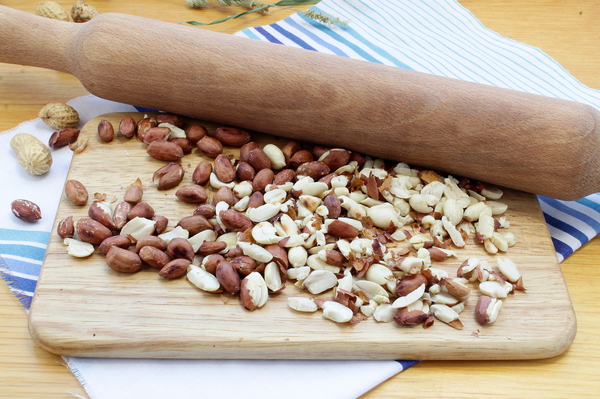  Измельчается арахис         с помощью скалки на деревянной доске