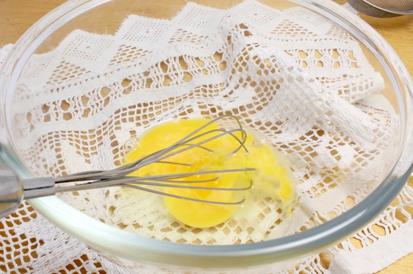  Перемешивается венчиком желток с белком куриного яйца 