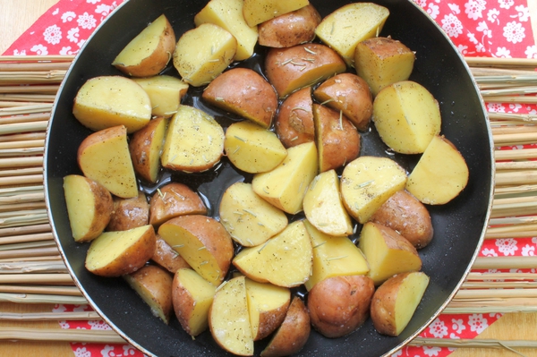  Картофель четвертинками обжаривается на сковороде         