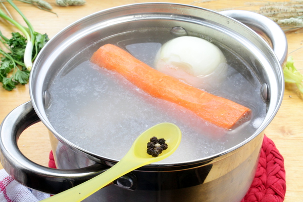  Очищенные морковь и луковица в кастрюле с водой        
