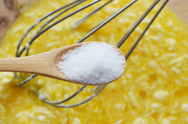  К яичной смеси добавляются ванильный сахар и разрыхлитель 