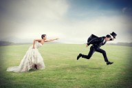 Невеста в белом догоняет удирающего жениха