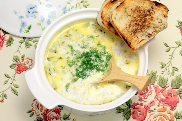  Сырный суп с кольраби подавайте с гренками        