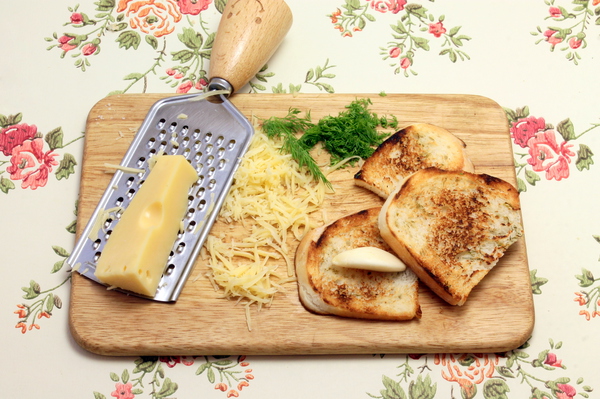    Натертый твердый сыр и подсушенные кусочки хлеба       