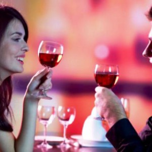 Влюбленные в День Валентина пьют вино из бокалов