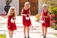 Девочки в красных платьях на свадьбе