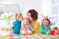 Мама с детьми и пасхальные яйца