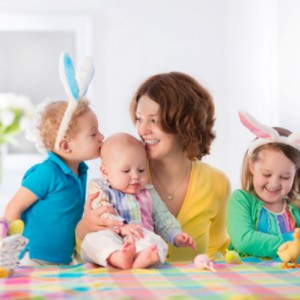 Мама с детьми и пасхальные яйца