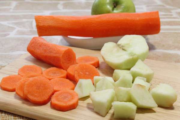Нарезаем очищенные морковь и яблоки