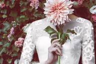 Белое свадебное пдлатье с цветочными аппликациями