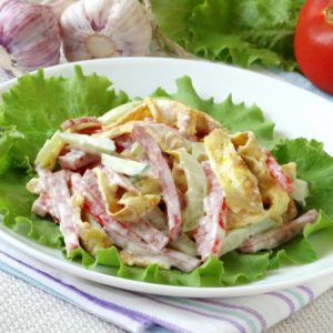 Омлетный салат с колбасой