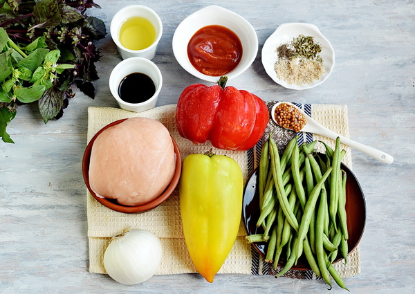 Ингредиенты для салата с болгарским перцем, стручковой фасолью и курицей 