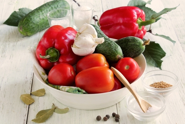 Маринованное ассорти с помидорами и огурцами - ингредиенты