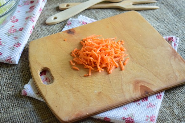 Перец, фаршированный капустой и морковью - шаг 4