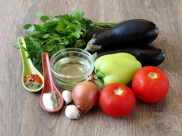 Тушеные баклажаны с помидорами и чесноком - ингредиенты для рецепта