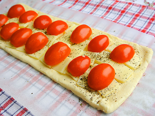  Слоеный пирог с помидорами и сыром - шаг 5 