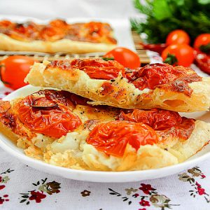 Слоеный пирог с помидорами и сыром