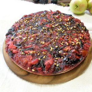 Пирог с фруктовым ассорти из слив, яблок, груш