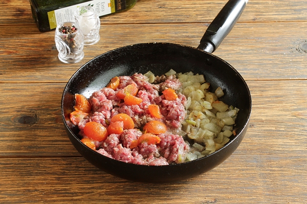 Стромболи. Рецепт с говяжьим фаршем, сыром и помидорами - шаг 4 