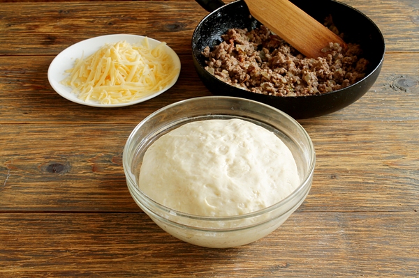  Стромболи. Рецепт с говяжьим фаршем, сыром и помидорами - шаг 5 