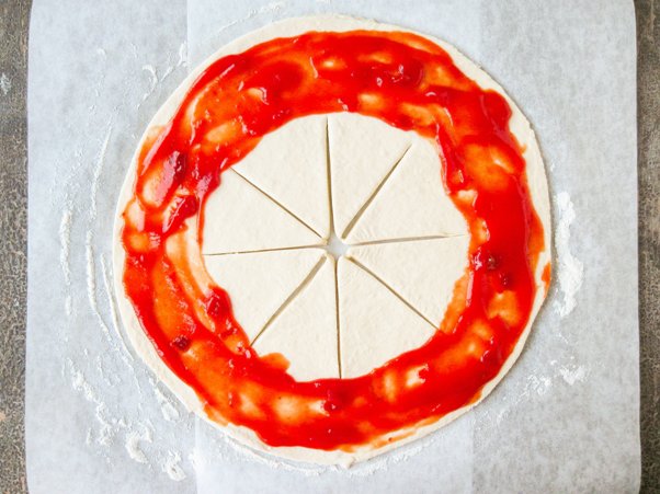 Пицца солнце с колбасой чоризо - шаг 3
