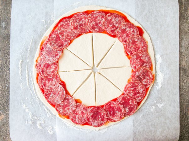 Пицца солнце с колбасой чоризо - шаг 4