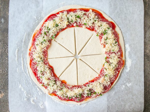  Пицца солнце с колбасой чоризо - шаг 6