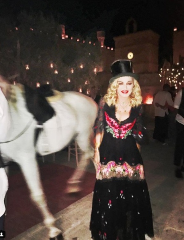 Мадонна и белая лошадь