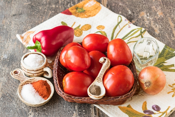  Ингредиенты для домашнего кетчупа с помидорами, сладким перцем и луком