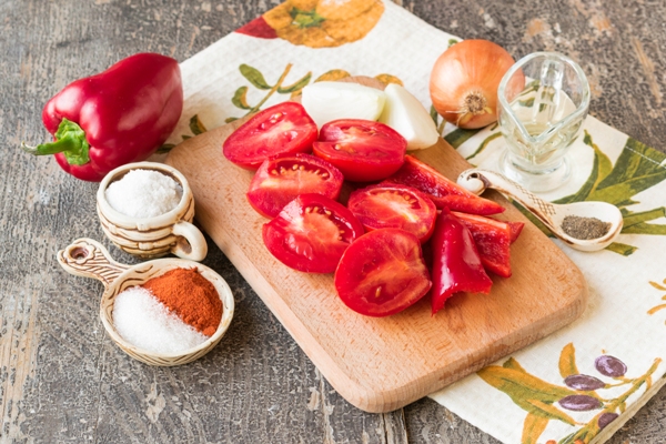  Домашний кетчуп с помидорами, сладким перцем и луком - шаг 1 
