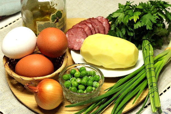 Ингредиенты для тортильи с картофелем и колбасой 