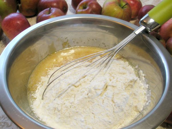 Бисквитная шарлотка с яблоками - шаг 2 
