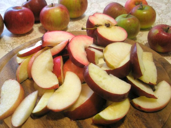 Бисквитная шарлотка с яблоками - шаг 3 
