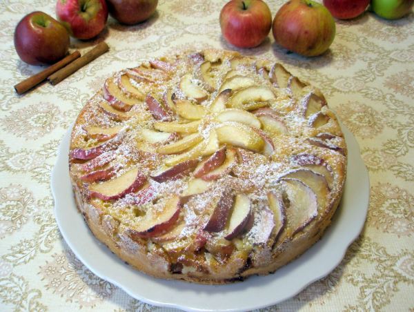  Бисквитная шарлотка с яблоками - шаг 7