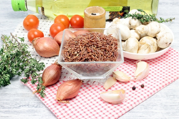  Ингредиенты для красного риса с грибами 