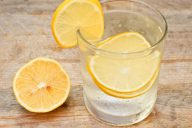 лимонная вода в прозрачном стакане